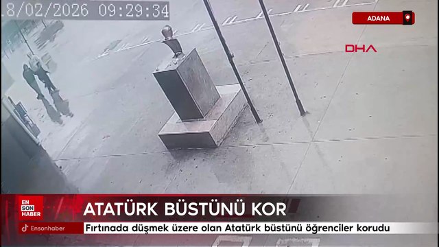 Adana'da fırtınada düşmek üzere olan Atatürk büstünü öğrenciler el birliği ile korudu
