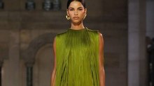 الشراشيب تتصدر أسبوع نيويورك للموضة: حيوية وحركة في كل خيط