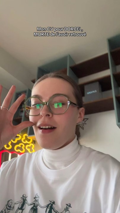 le jour où j’ai postulé pour être monteuse de film X chez Dorcel (je suis toujours chaude @dorcel 👀)les refs des gens que j’aime bien : @lizadelsierraoff & @lucasgranger_ 🤍