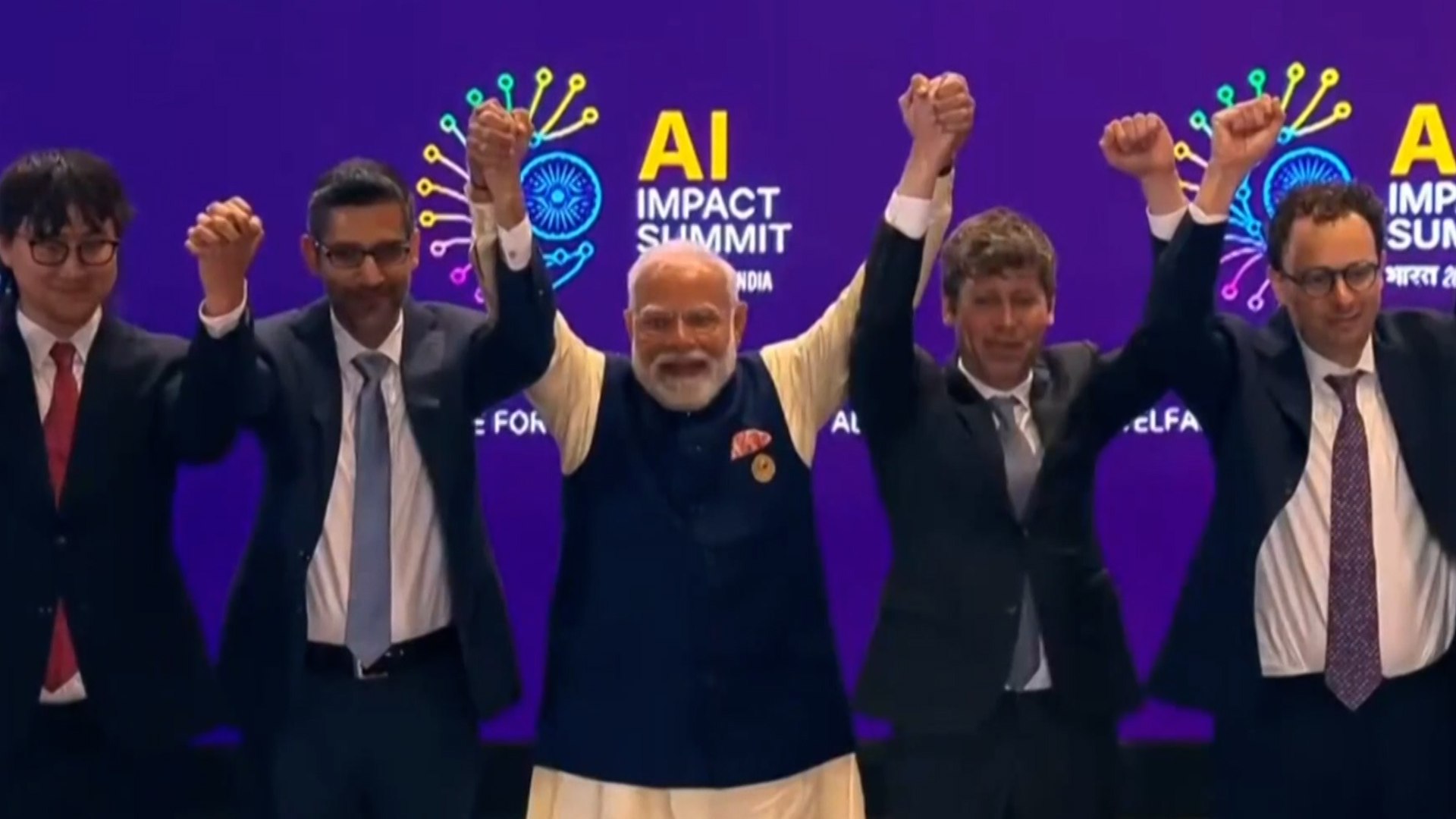 La rivalidad entre las dos potencias mundiales de la inteligencia artificial, OpenAI y Anthropic, qued� patente este jueves durante la fotograf�a oficial de la Cumbre de Impacto de IA celebrada en el centro de convenciones Bharat Mandapam. En un gesto que rompi� el protocolo de unidad propuesto por el primer ministro indio, Narendra Modi, los directores ejecutivos Sam Altman y Dario Amodei evitaron tomarse de las manos, interrumpiendo la cadena humana que el resto de los l�deres tecnol�gicos form� junto al mandatario.