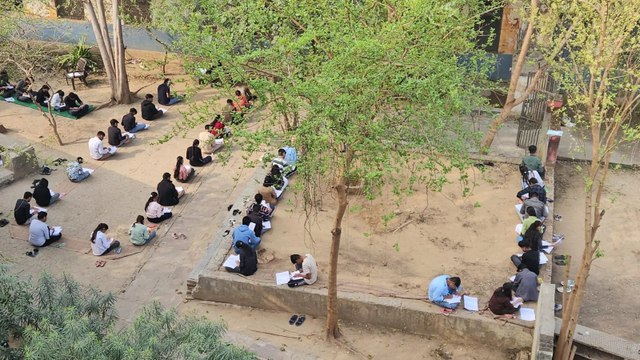 मुरैना में बोर्ड परीक्षा में अव्यवस्थाएं हावी, खुले में बैठकर परीक्षा देने को मजबूर परीक्षार्थी