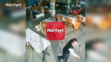 Restorana vuran dev dalganın çalışanı sürüklendiği anlar kamerada