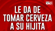 Tremendo video: fue filmada mientras le daba de tomar cerveza a su pequeña hija