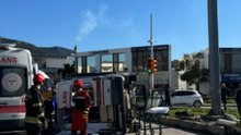 Cipe çarpmamak için sürücüsünün manevra yaptığı ambulans devrildi; 4 yaralı