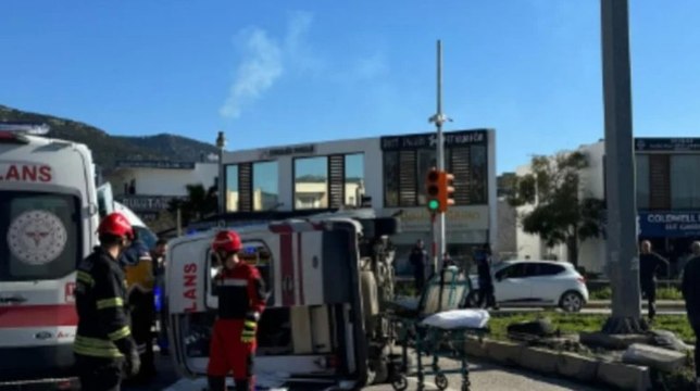 Cipe çarpmamak için sürücüsünün manevra yaptığı ambulans devrildi; 4 yaralı