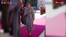 Rania di Giordania conferma: il cappotto-mantella è il trend del momento
