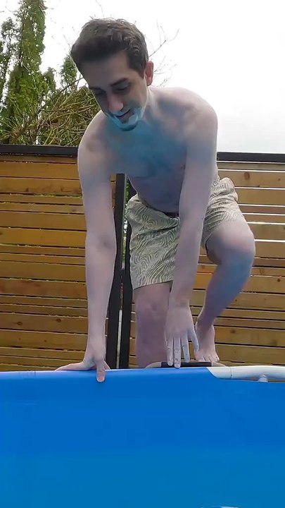 Ruhi Çenet shared images of himself swimming in a pool without getting wet thanks to the "aerogel" substance covering his body:"I'm completely dry. It's a miracle. How is this possible?"