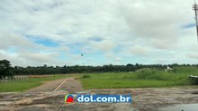 Helicóptero descarrega em campo aberto