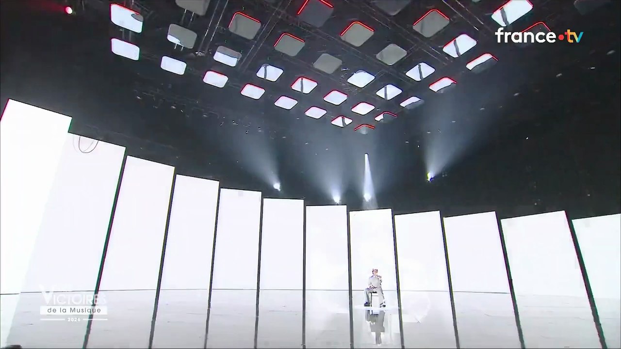 Orelsan chante "Le pacte" en live