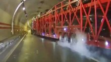 Schreck im Tunnel: Autotransporter schert plötzlich aus