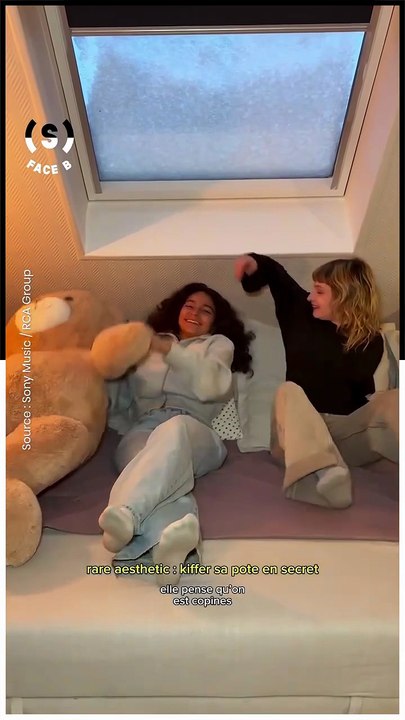 « Normaliser le fait qu’on puisse avoir des sentiments pour une amie, puisqu’une amie, ça reste un humain avec lequel on se sent très bien. » Zelie (@appelezmoi.z ) se confie sur “Copines”, son nouveau titre qui raconte son crush pour une amie. Son nouv