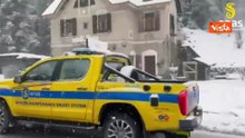 Forte nevicata sulla Statale 51 vicino Belluno, in corso operazioni Anas per pulire la strada