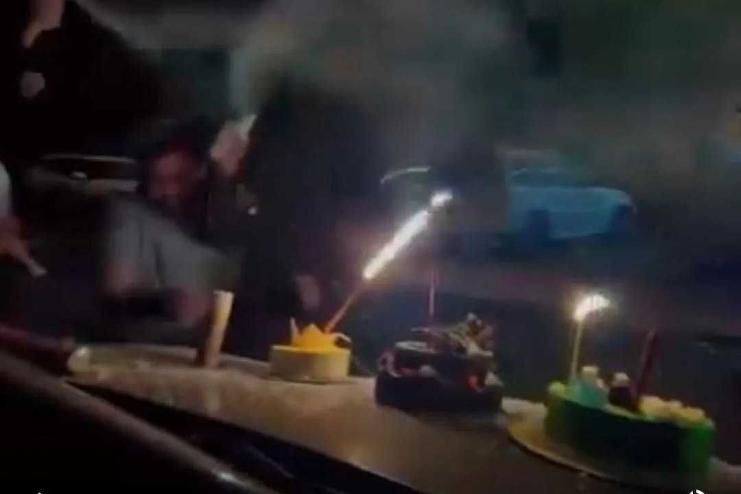 Video: आधा दर्जन युवकों ने कार के बोनट पर काटा बर्थडे केक, 20 मिनट तक स्टेट हाइवे किया जाम, फंसी रही एम्बुलेंस