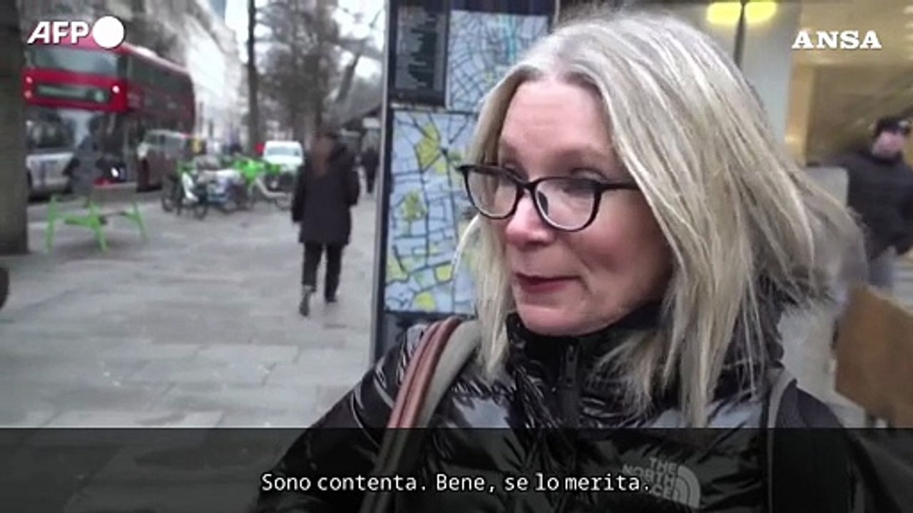 La reazione dei londinesi all'arresto dell'ex principe Andrea: "Se lo merita"