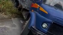 Falha mecânica faz caminhão bater em residência na Grande BH