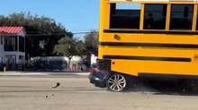 Si schianta con l’auto sportiva contro lo scuolabus (vuoto): il video dell’impatto