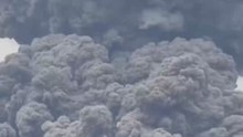El volcán Kanlaon en Filipinas entra en erupción.