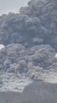El volcán Kanlaon en Filipinas entra en erupción.