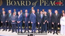 Board Of Peace, Trump entra nella sala sulle note della cover di Gloria di Tozzi