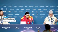 El esquiador de montaña catalán, Oriol Cardona, celebra la medalla de oro que trae a España