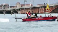 Venezia: furgone precipita in acqua, recuperato dai Vigili del Fuoco