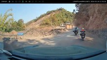 Vídeo! Mulher perde controle de motocicleta e cai montanha abaixo