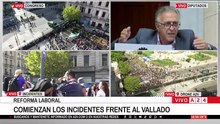 Avanza el camión hidrante contra los manifestantes en el vallado
