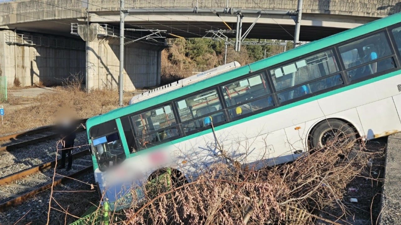 버스, 울타리 충격 후 철길로 떨어져..."변속하려다" / YTN
