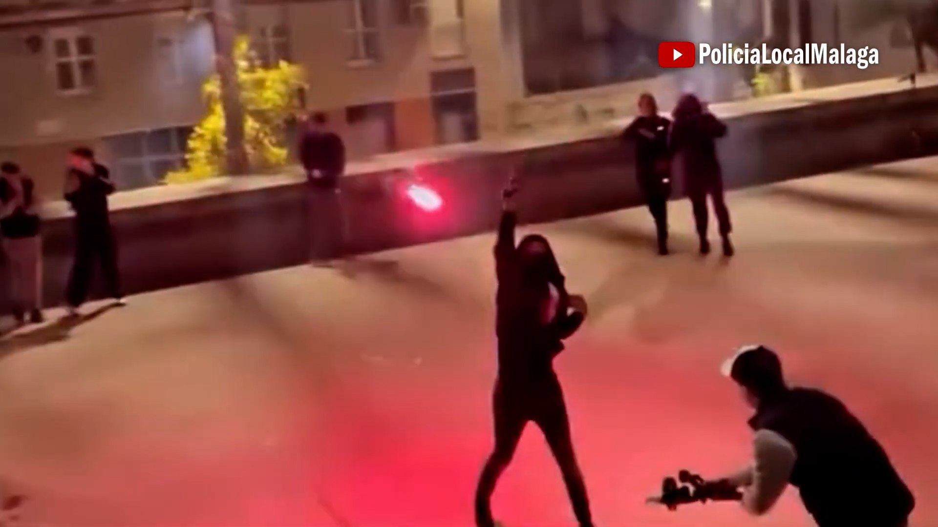 La Polic�a Local de M�laga ha asestado un golpe a la impunidad en redes sociales tras identificar y denunciar al responsable de un peligroso encuentro multitudinario. Un joven de 24 a�os se enfrenta ahora a graves sanciones administrativas tras haber orquestado una concentraci�n que deriv� en escenas de caos y alarma social en plena v�a p�blica.
Los hechos, que han salido a la luz tras una minuciosa investigaci�n digital, se remontan a la noche del pasado 12 de diciembre de 2025. El punto de encuentro fue la plaza de la Crucifixi�n, donde decenas de personas se congregaron con un objetivo puramente medi�tico. Tal y como detallan las pesquisas, la mayor�a de los participantes son j�venes que acudieron a un llamamiento a trav�s de redes sociales para hacer una grabaci�n.
La situaci�n escal� r�pidamente cuando los asistentes comenzaron a utilizar material peligroso para dar espectacularidad a las im�genes. Los agentes, mediante un rastreo de fuentes abiertas, localizaron documentos gr�ficos en los que se apreciaba c�mo varios j�venes realizaban detonaciones o exhib�an armas blancas de gran tama�o. La gravedad de las acciones qued� registrada en v�deos donde se ve�a a los participantes "lanzando bengalas, en algunos casos dispar�ndose entre ellos mismos, y exhibiendo uno de ellos, que se encontraba encapuchado, un arma corta de fuego con la que efectu� varios disparos al aire".
La alarma salt� entre los vecinos de la zona, quienes realizaron varias llamadas a la Sala 092 de la Polic�a Local denunciando ruidos, m�sica a gran volumen y el uso de fuegos artificiales. Aunque a la llegada de la patrulla los j�venes ya hab�an cesado las detonaciones y accedieron a abandonar el lugar, la investigaci�n no se detuvo ah�.
El rastreo posterior permiti� a los agentes especializados en redes sociales identificar al organizador, que habr�a realizado un llamamiento de concentraci�n a trav�s de redes sociales apenas 24 horas antes del suceso. Adem�s, la polic�a logr� localizar e intervenir el arma utilizada, trat�ndose de una pistola detonadora de fogueo que replica cada detalle y peso de una de fuego. En el metraje analizado tambi�n se exhibieron otras herramientas intimidatorias como un bate de b�isbol y un machete de grandes dimensiones.
Tras concluir la fase de instrucci�n policial, finalmente, hace unos d�as se elev� informe denuncia a Subdelegaci�n de Gobierno en M�laga para el inicio del correspondiente expediente sancionador por causar des�rdenes en las v�as o espacios p�blicos. El arma detonadora ha quedado bajo custodia en el Subgrupo de Armamento de la Polic�a Local, mientras que el organizador de la cita se expone a cuantiosas multas por vulnerar la seguridad ciudadana y la normativa de armas y pirotecnia.