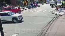 Criminosos furtam moto estacionada em questão de minutos no Centro de Curitiba; câmera flagra crime