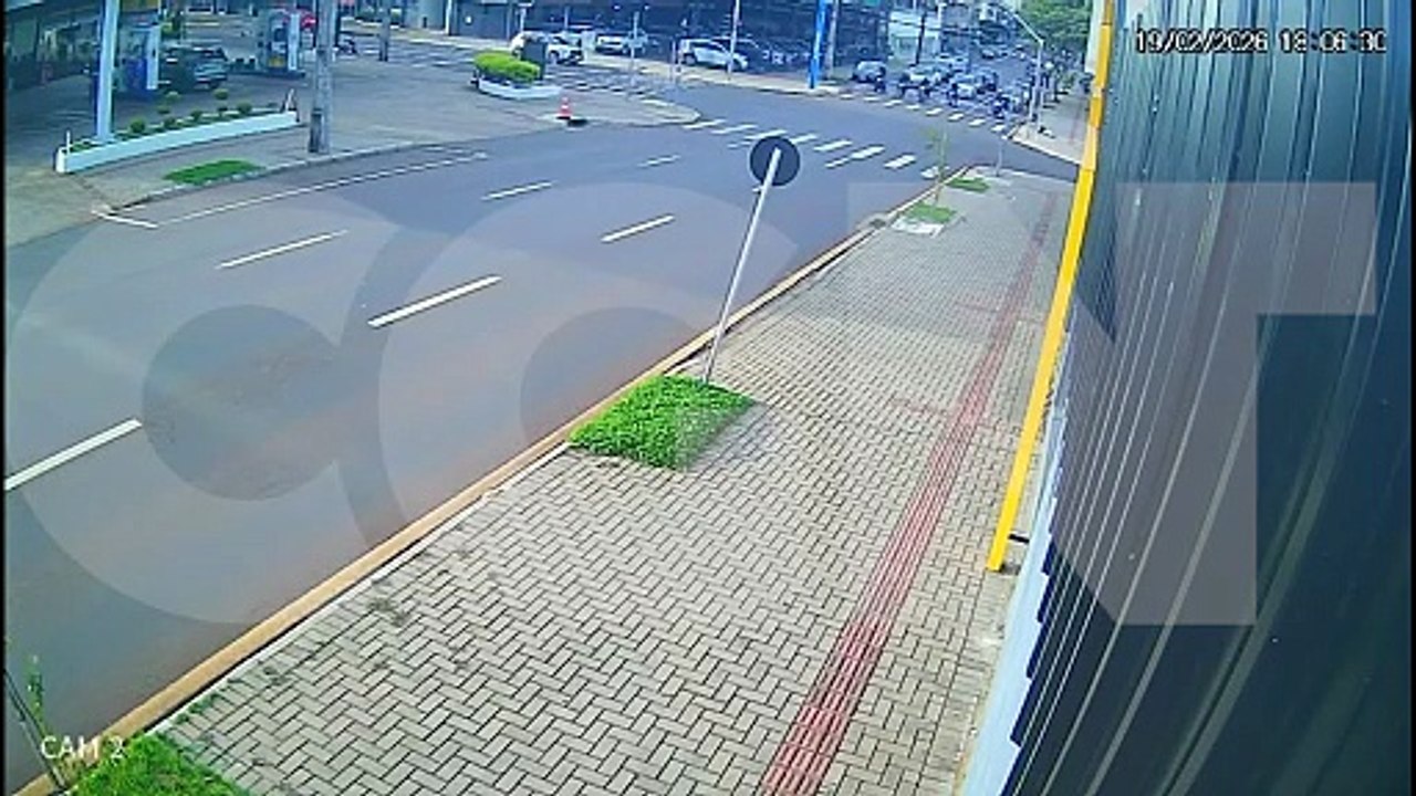 Câmera flagra Corolla Cross atingido motociclista na Avenida Carlos Gomes