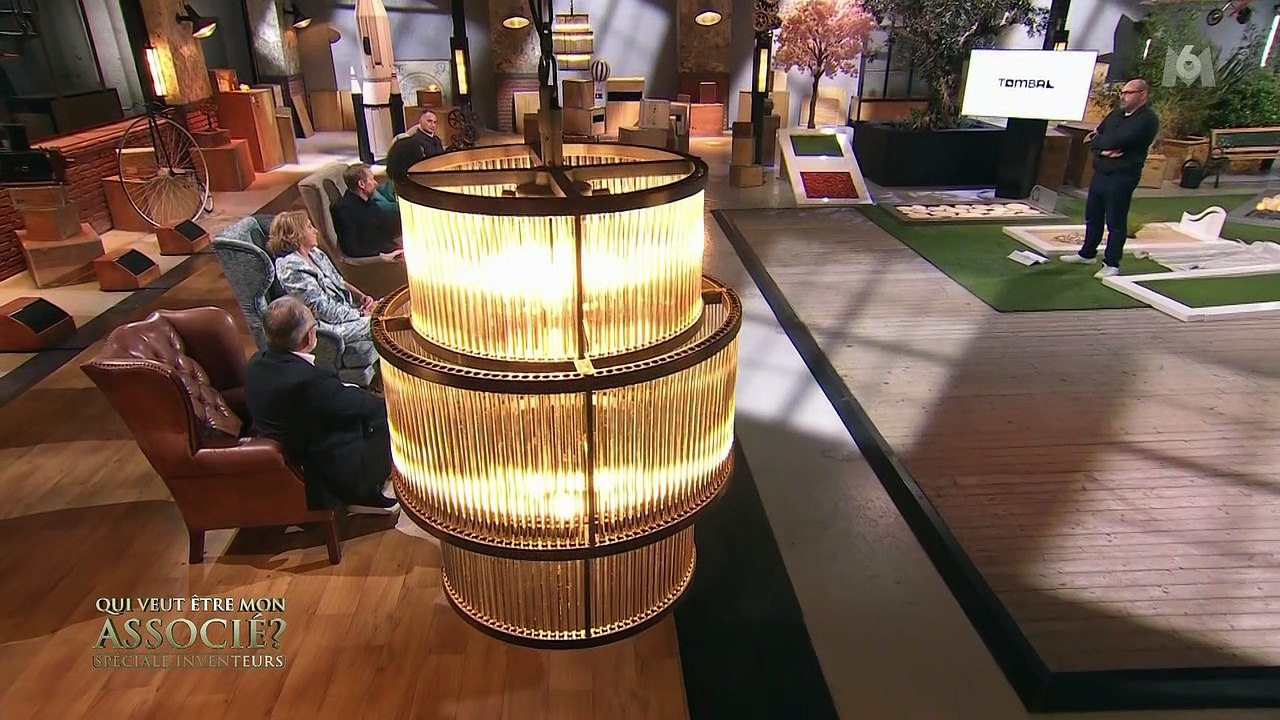 VOICI - "J’ai enterré mes parents il y a 15 ans" : Éric Larchevêque se confie sur les démarches après la mort de ses parents dans Qui veut être mon associé ? (ZAPTV)