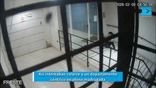 Así intentaba forzar uno de los "Macana" el acceso a un edificio céntrico