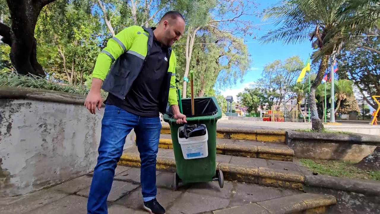 mqn-Sebastián-Durango-se-fajó-limpiando-el-parque-de-Tibás-y-esto-fue-lo-que-descubrió-190226