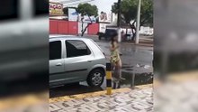 De quem é a culpa? da mulher, do carro ou da moto?; vídeo flagra acidente "curioso"