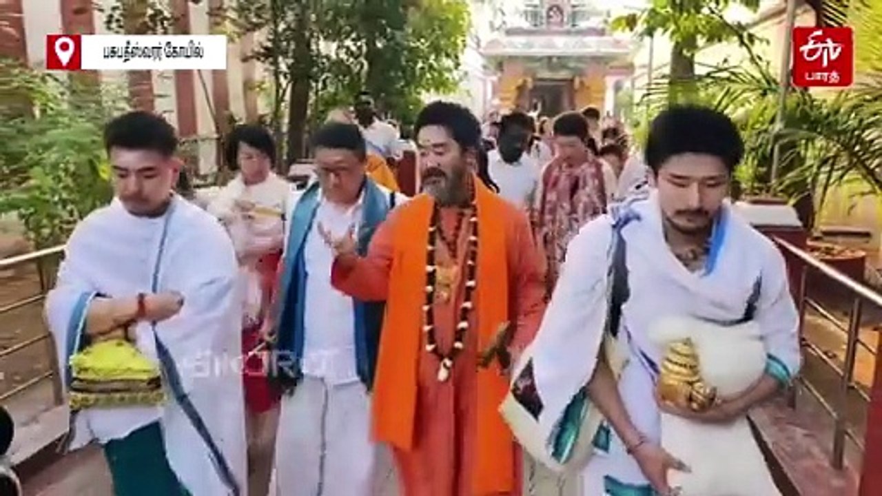 கரூருக்கு வந்த ஜப்பான் நாட்டினர்; கல்யாண பசுபதீஸ்வரர் கோயிலில் பக்தி பரவசத்துடன் சாமி தரிசனம்