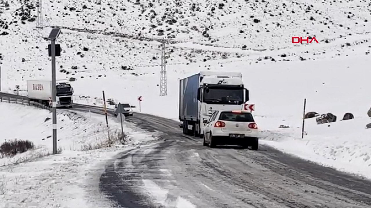 Buz tutan rampada TIR şoförleri mahsur kaldı