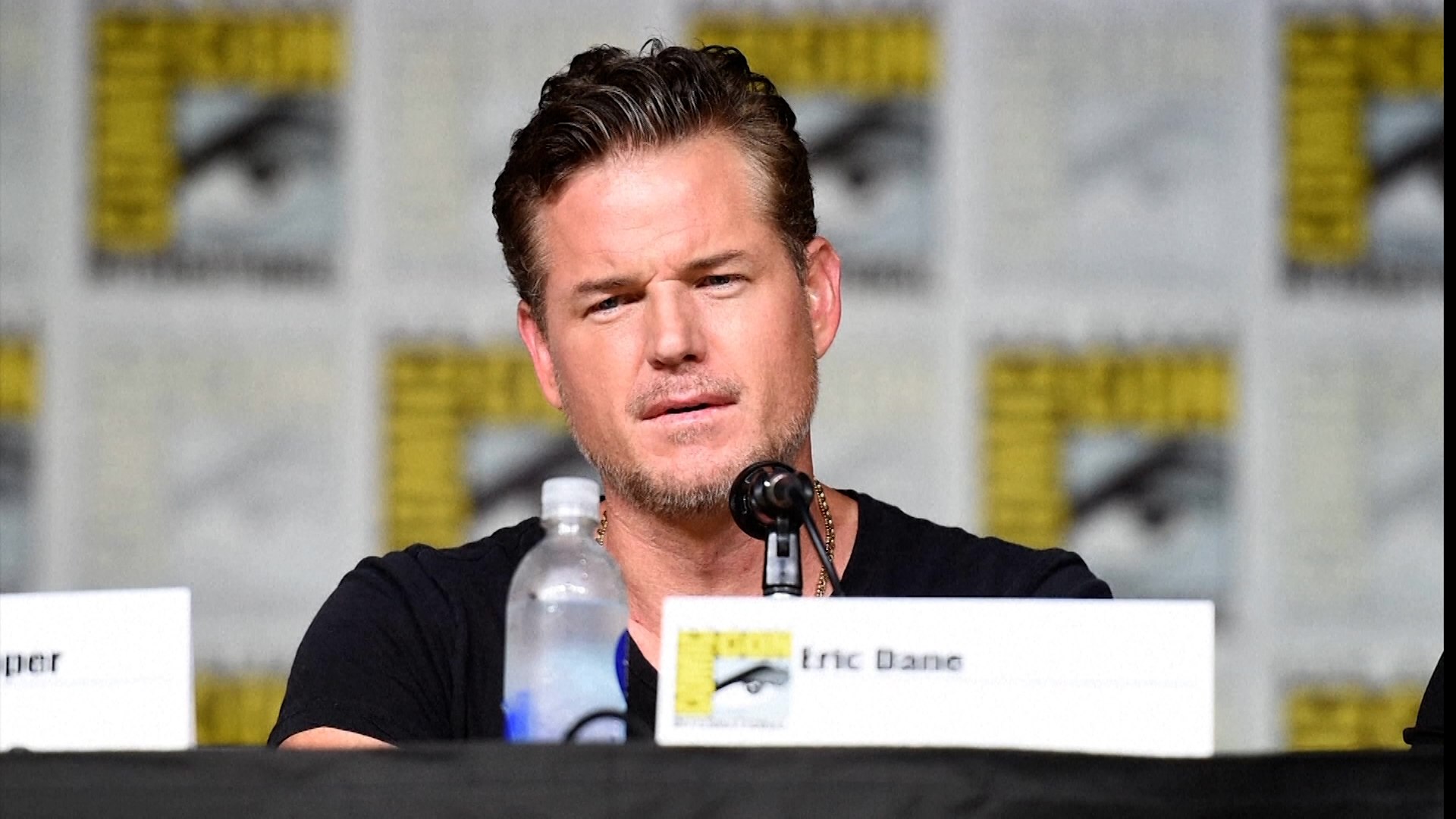 El actor estadounidense Eric Dane, cuya presencia en la pantalla marc� a toda una generaci�n de televidentes, falleci� este jueves a la edad de 53 a�os. Su deceso se produjo tras librar una ardua batalla contra la esclerosis lateral amiotr�fica (ELA), una enfermedad neurodegenerativa que le hab�a sido diagnosticada hace casi un a�o.