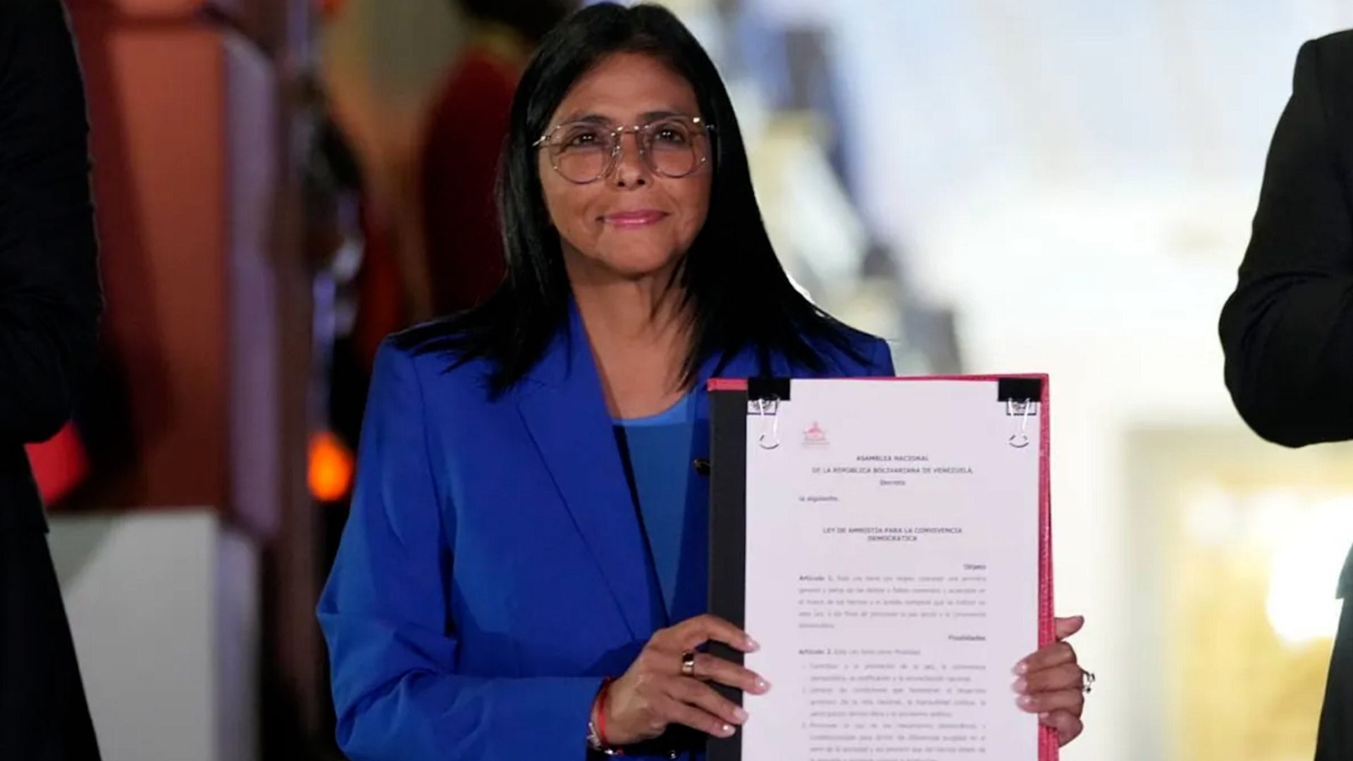 "Con la ley se abre una puerta extraordinaria para que Venezuela se reconcilie, una nueva etapa y que sea con la m�xima celeridad. Necesitamos la paz para Venezuela", asegur� Delcy, que se defini� como una profesional del Derecho. Varios de los diputados que se hacen llamar opositores acudieron a Palacio y aplaudieron las palabras de la mandataria, pese a ser sabedores de que acababan de aprobar una ley-trampa.

"Si algo queda nuevamente confirmado es que quienes mantienen el poder de forma ileg�tima y tutelada no garantizan una transici�n real, duradera y con justicia. Esta ley no promueve el retorno, la convivencia, la reconciliaci�n y la no repetici�n. Mantiene condiciones de persecuci�n y represi�n intactas y que pueden reactivarse con nuevas excusas", sintetiz� la activista de derechos humanos Lexys Rend�n.