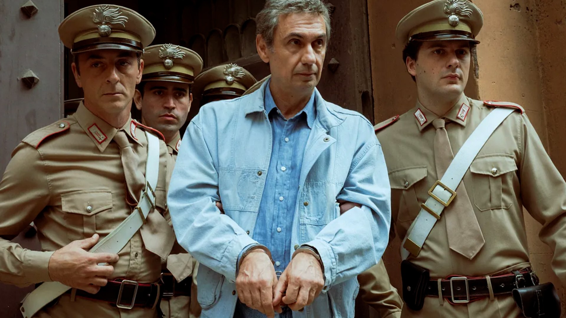 El aclamado director italiano Marco Bellocchio estrena este viernes en HBO Max 'Portobello', una miniserie de seis episodios que reconstruye uno de los errores judiciales m�s impactantes de la historia de Italia: el caso de Enzo Tortora. A sus 85 a�os, Bellocchio dirige esta producci�n, la primera original italiana de la plataforma, con Fabrizio Gifuni interpretando al ic�nico presentador que vio su vida destruida por acusaciones infundadas.