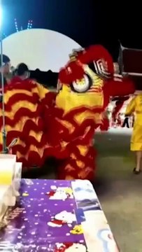 Policías infiltrados detienen a presunto ladrón vestidos de la danza del dragón en Tailandia