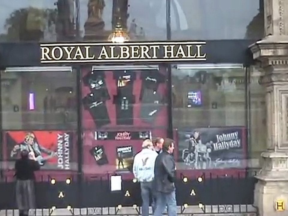 2012 – Johnny Hallyday – Robin Le Mesurier, Greg Zlap, Carmel Hélène et Nono Krief filmés par des fans devant le Royal Albert Hall à Londres