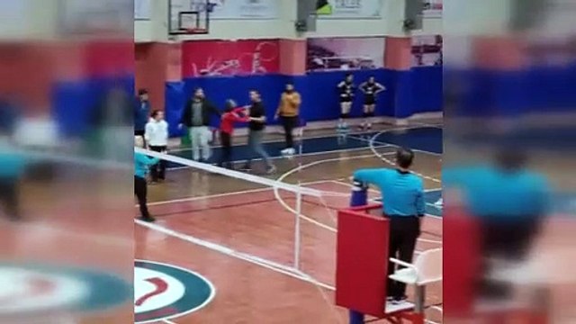 Taraftar sahaya atladı, maç seyircisiz tamamlandı | Ajansspor | IHA