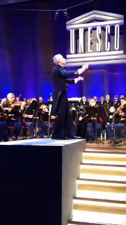 2017 – Johnny Hallyday – Orchestre Symphonique de la Garde Républicaine interprète « Quelque chose de Tennessee » – Concert à l’UNESCO, Paris (Hommage, 7 décembre)
