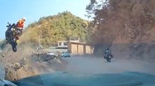 Perde il controllo della moto e vola in un burrone: il video