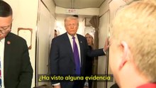Donald Trump habla con periodistas a bordo del Air Force One