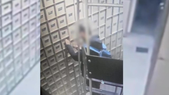 Milano, il momento in cui il ladro 24enne si accorge di essere prigioniero nel caveau della banca
