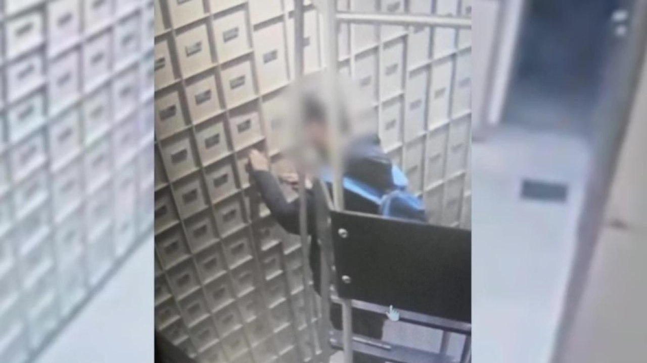 Milano, il momento in cui il ladro 24enne si accorge di essere prigioniero nel caveau della banca