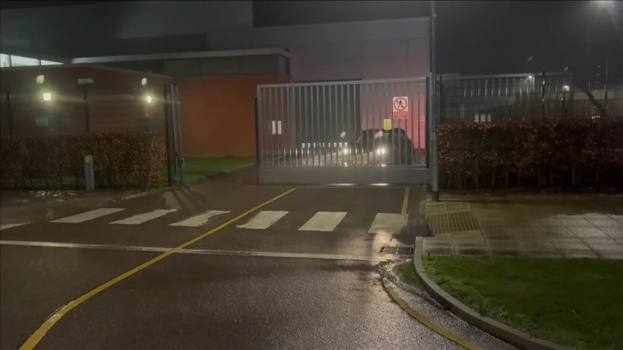 Las primeras imágenes del Príncipe Andrés al salir de comisaría tras ser arrestado