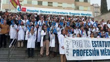 Concentración de médicos ante el Hospital Gregorio Marañón